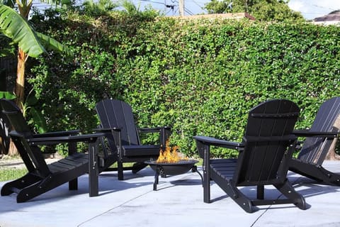 Spacious, private and fresh backyard equipped with fire-pit, outdoor forniture, and grill for you to have fun!