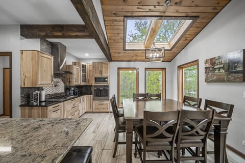 Breakfast, lunch, dinner, or snacks – you can easily serve it all here!