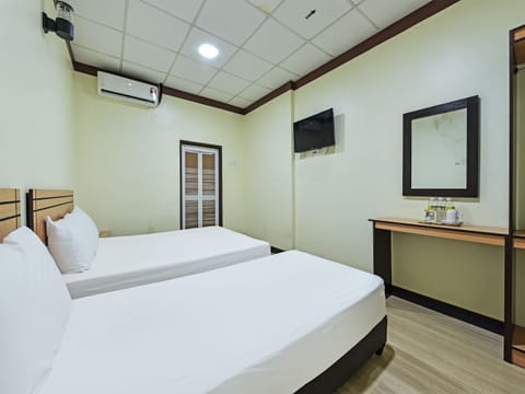 Desk, laptop workspace, WiFi (free), bed sheets