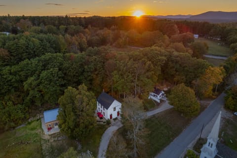 Quiet country setting close to lakes and mountains