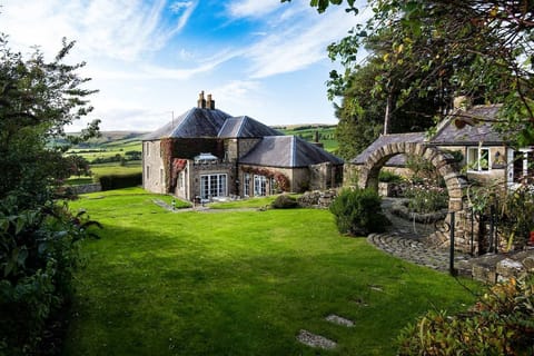 Broadgate House - large lawned garden with stone archway