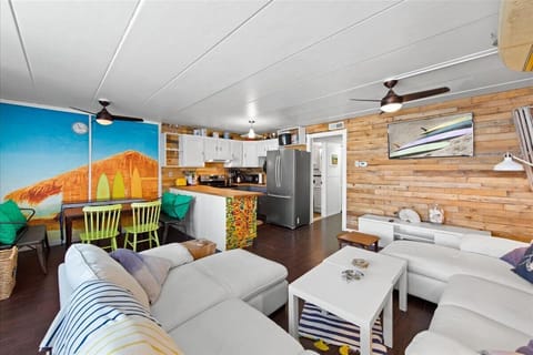 Welcome to Sunset East 202!