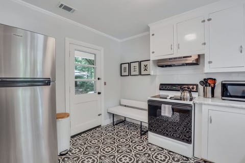 Another view of the kitchen!