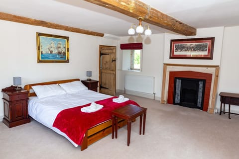 Large en suite master bedroom