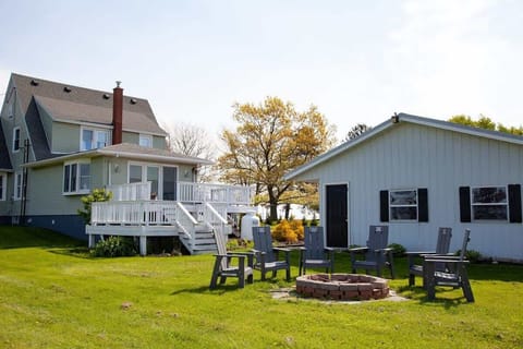Fire Pit and Deck – Gather around the fire pit and enjoy the open-air deck with lake views.