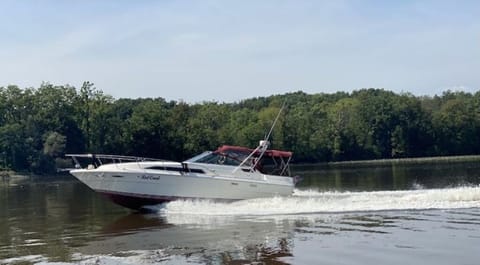 "Red Coral" is a 34 foot Sea Ray Sundancer 
