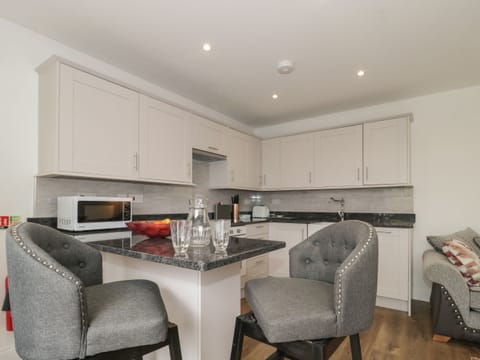 Fridge, dishwasher, cookware/dishes/utensils