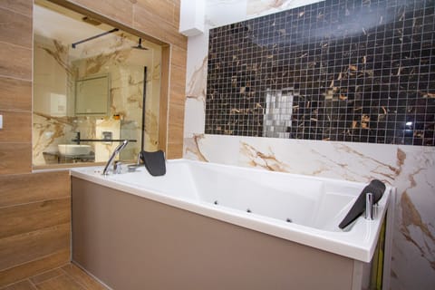 Deluxe Apartment | Premium bedding, minibar, in-room safe, desk