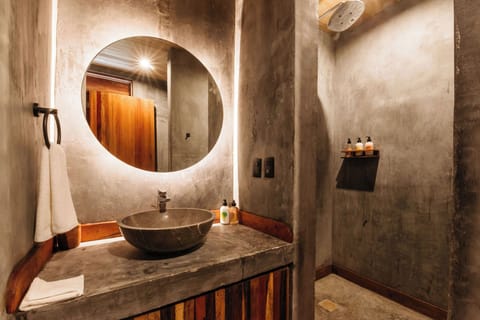 Habitación Palmera Planta Alta | Bathroom | Towels, soap, toilet paper