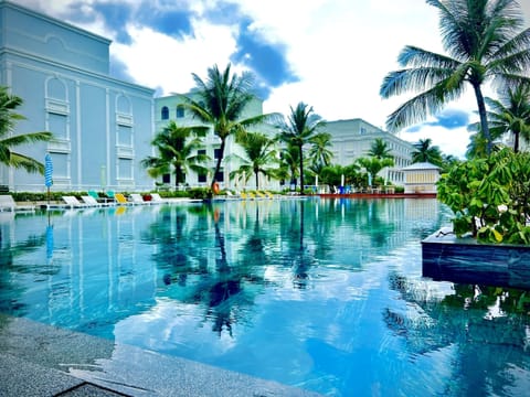 4 outdoor pools, sun loungers