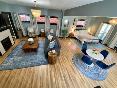 1,000 sq foot studio. Fully renovated with new furniture, appliances, etc