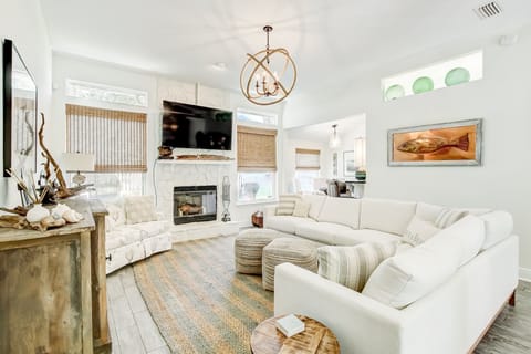 Spacious Living Area Featuring a Comfortable Sectional Sofa and Flat Screen Smart TV (Fireplace NOT for guest use)