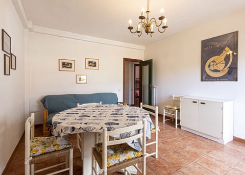 Living room with table-Carlotta-Elba Island