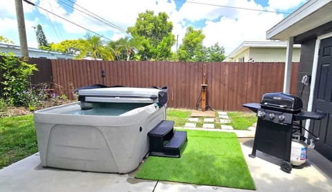 Comfortable jacuzzi and BBQ Grill to enjoy any time of the day. 