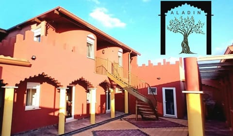 A casa principal e o pátio 
The main house and yard 