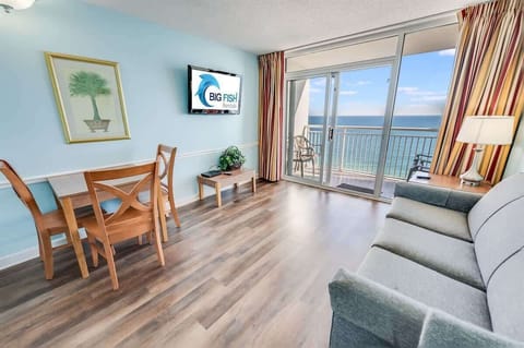 Living Room with Stunning Views☀️