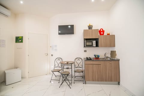 Deluxe Studio | Private kitchen | Coffee/tea maker, cookware/dishes/utensils, dining tables