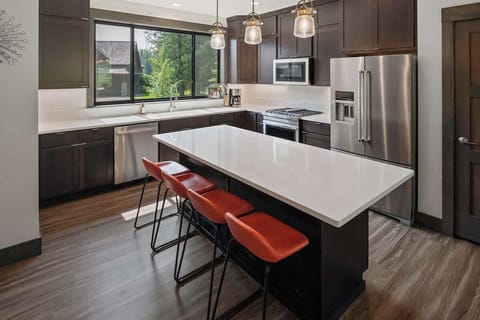 Kitchen and breakfast bar