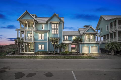 House front and dune view.
No garage access.