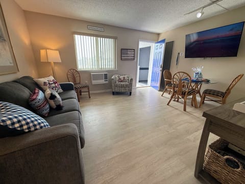 Living Room w/ smart TV 