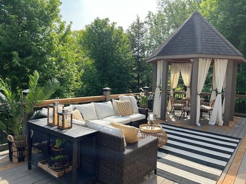 Outside sitting area with Pergola for dining, overlooking #10 green on IBK's golf course. There is a gas grill Weber Genesis for your use with an extra propane tank if needed.