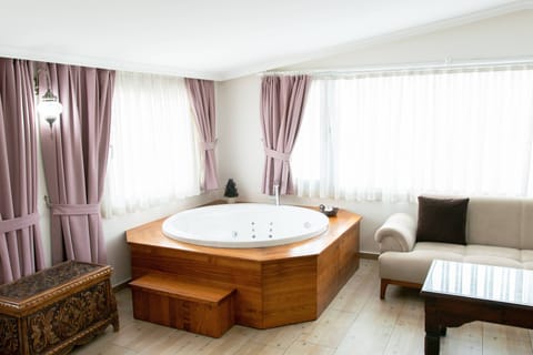 Deluxe Room with Spa  Bath | Private spa tub