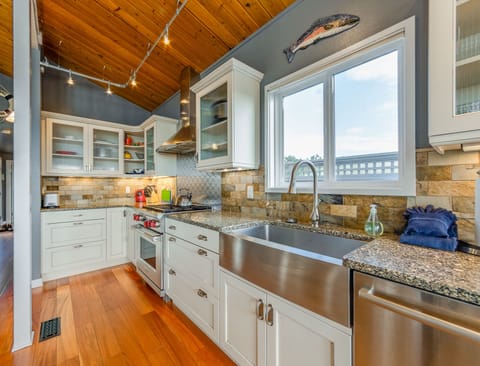 kitchen2 - Open living space with gourmet kitchen, dining room and Living room with Ocean view.