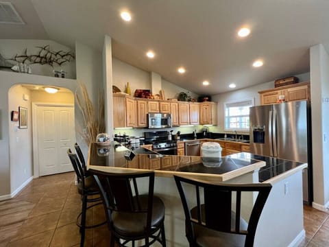 The breakfast bar is perfect for settin out snacks or for additional dining space.