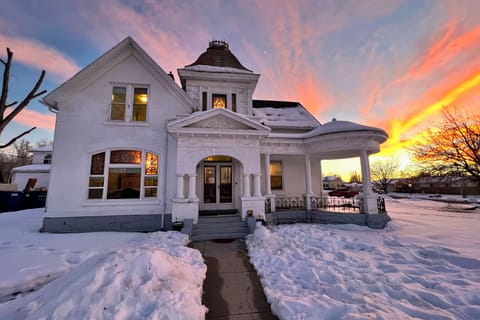 House (5 Bedrooms) | Interior