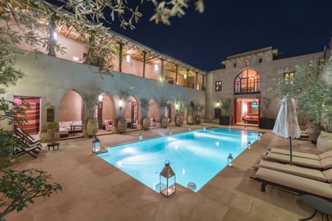 Outdoor pool, pool umbrellas, sun loungers
