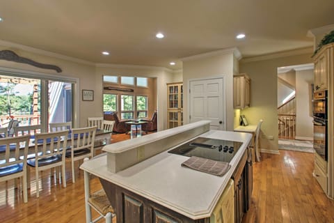 House (5 Bedrooms) | Interior