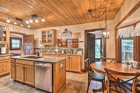 House (4 Bedrooms) | Interior