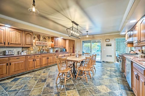 House (5 Bedrooms) | Interior