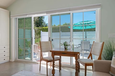 Dining table had leaf extensions to allow for more table top space