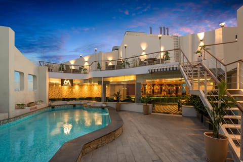 Outdoor pool, sun loungers