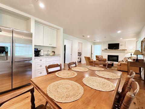 Dining area with comfortable seating for 6, perfect for making memories!