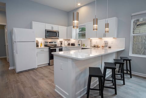House (4 Bedrooms) | Private kitchen | Microwave, oven, dining tables