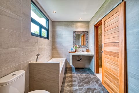 Family Suite | Bathroom | Shower, rainfall showerhead, free toiletries, hair dryer