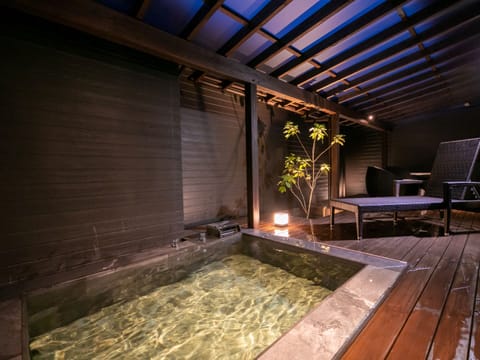 Suite, 4 Beds, private bath, Non Smoking | Bathroom | Separate tub and shower, spring water tub, rainfall showerhead
