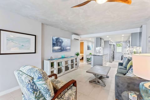 
Unwind in style! This bright & inviting living space offers comfort & chic island vibes for your ultimate Maui escape. Your dream vacation starts now!