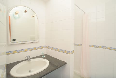 Standard Double or Twin Room | Bathroom | Rainfall showerhead, hair dryer, bidet, towels