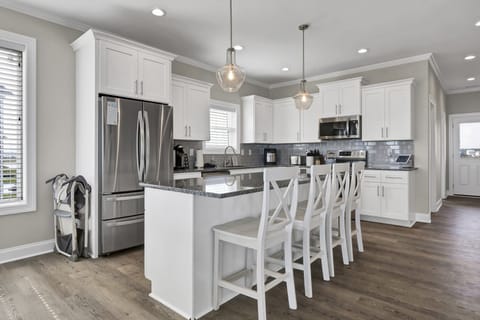 Well stocked kitchen to meet all of your needs