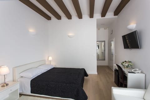 Deluxe Double Room | Soundproofing, free cribs/infant beds, free WiFi, bed sheets