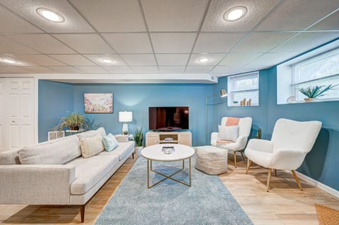 Home Decor, Furniture, Indoors, Living Room, Table