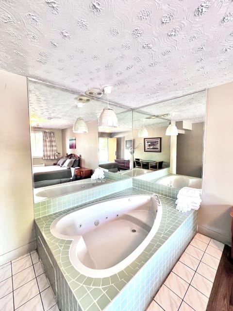 Romantic Studio Suite, 1 Queen Bed, Hot Tub | In-room safe, desk, free WiFi, bed sheets