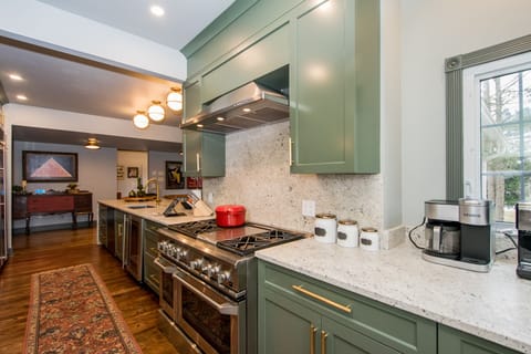 Plenty of Small Appliances for all your cooking needs