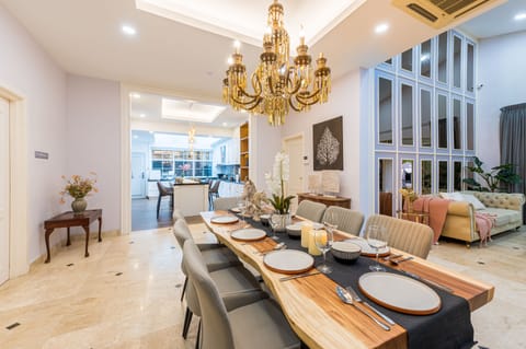 Luxury Bungalow | Dining room