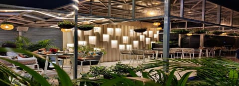 2 bars/lounges