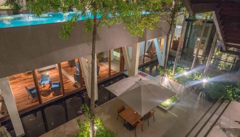 Cocktail bar, pool views, open daily