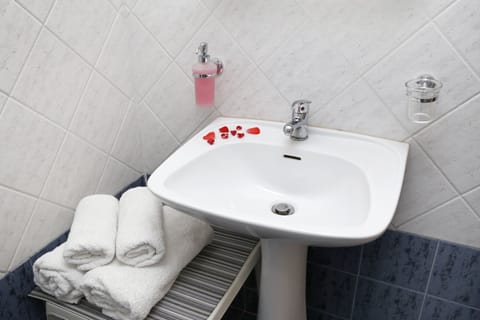 Hypo-allergenic bedding, desk, soundproofing, free WiFi